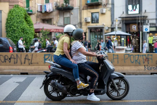 Neapol Włochy Maja 2022 Obywatele Neapolu Uwielbiają Poruszać Się Mieście — Zdjęcie stockowe