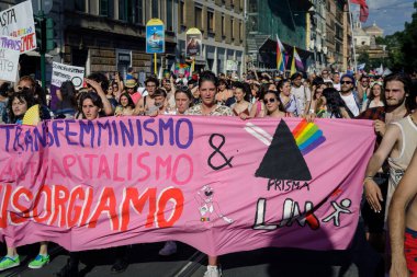 Roma, İtalya - 11 Haziran 2022: LGBTQ topluluğunun gururu Roma sokaklarında gösteri yapmak için geri döndü. Binlerce insan, vatandaşlık hakları ve sevgi için başkentin sokaklarında yürüdü. Etkinliğin vaftiz annesi Romalı şarkıcı Elodie 'ydi..