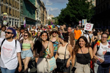 Roma, İtalya - 11 Haziran 2022: LGBTQ topluluğunun gururu Roma sokaklarında gösteri yapmak için geri döndü. Binlerce insan, vatandaşlık hakları ve sevgi için başkentin sokaklarında yürüdü. Etkinliğin vaftiz annesi Romalı şarkıcı Elodie 'ydi..