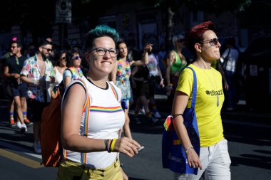 Roma, İtalya - 11 Haziran 2022: LGBTQ topluluğunun gururu Roma sokaklarında gösteri yapmak için geri döndü. Binlerce insan, vatandaşlık hakları ve sevgi için başkentin sokaklarında yürüdü. Etkinliğin vaftiz annesi Romalı şarkıcı Elodie 'ydi..