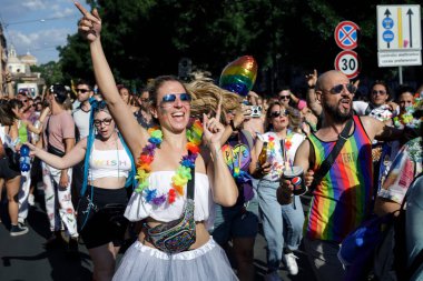 Roma, İtalya - 11 Haziran 2022: LGBTQ topluluğunun gururu Roma sokaklarında gösteri yapmak için geri döndü. Binlerce insan, vatandaşlık hakları ve sevgi için başkentin sokaklarında yürüdü. Etkinliğin vaftiz annesi Romalı şarkıcı Elodie 'ydi..