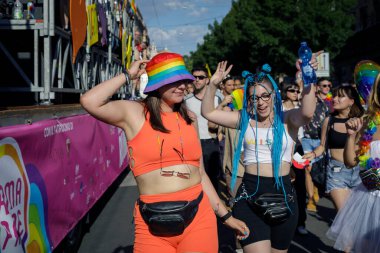 Roma, İtalya - 11 Haziran 2022: LGBTQ topluluğunun gururu Roma sokaklarında gösteri yapmak için geri döndü. Binlerce insan, vatandaşlık hakları ve sevgi için başkentin sokaklarında yürüdü. Etkinliğin vaftiz annesi Romalı şarkıcı Elodie 'ydi..