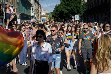 Roma, İtalya - 11 Haziran 2022: LGBTQ topluluğunun gururu Roma sokaklarında gösteri yapmak için geri döndü. Binlerce insan, vatandaşlık hakları ve sevgi için başkentin sokaklarında yürüdü. Etkinliğin vaftiz annesi Romalı şarkıcı Elodie 'ydi..