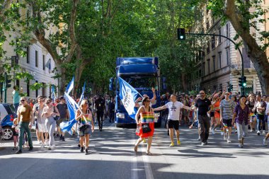 Roma, İtalya - 11 Haziran 2022: LGBTQ topluluğunun gururu Roma sokaklarında gösteri yapmak için geri döndü. Binlerce insan, vatandaşlık hakları ve sevgi için başkentin sokaklarında yürüdü. Etkinliğin vaftiz annesi Romalı şarkıcı Elodie 'ydi..