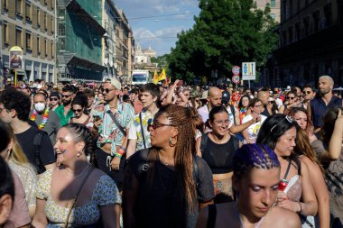 Roma, İtalya - 11 Haziran 2022: LGBTQ topluluğunun gururu Roma sokaklarında gösteri yapmak için geri döndü. Binlerce insan, vatandaşlık hakları ve sevgi için başkentin sokaklarında yürüdü. Etkinliğin vaftiz annesi Romalı şarkıcı Elodie 'ydi..