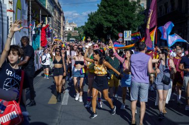 Roma, İtalya - 11 Haziran 2022: LGBTQ topluluğunun gururu Roma sokaklarında gösteri yapmak için geri döndü. Binlerce insan, vatandaşlık hakları ve sevgi için başkentin sokaklarında yürüdü. Etkinliğin vaftiz annesi Romalı şarkıcı Elodie 'ydi..