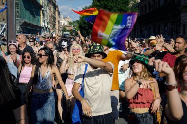 Roma, İtalya - 11 Haziran 2022: LGBTQ topluluğunun gururu Roma sokaklarında gösteri yapmak için geri döndü. Binlerce insan, vatandaşlık hakları ve sevgi için başkentin sokaklarında yürüdü. Etkinliğin vaftiz annesi Romalı şarkıcı Elodie 'ydi..