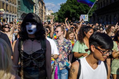 Roma, İtalya - 11 Haziran 2022: LGBTQ topluluğunun gururu Roma sokaklarında gösteri yapmak için geri döndü. Binlerce insan, vatandaşlık hakları ve sevgi için başkentin sokaklarında yürüdü. Etkinliğin vaftiz annesi Romalı şarkıcı Elodie 'ydi..