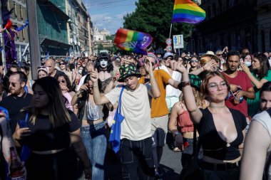 Roma, İtalya - 11 Haziran 2022: LGBTQ topluluğunun gururu Roma sokaklarında gösteri yapmak için geri döndü. Binlerce insan, vatandaşlık hakları ve sevgi için başkentin sokaklarında yürüdü. Etkinliğin vaftiz annesi Romalı şarkıcı Elodie 'ydi..