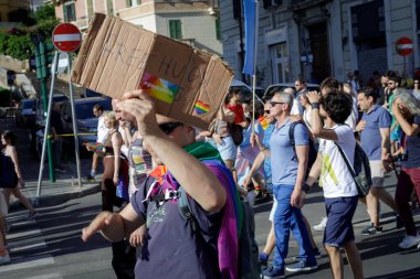 Roma, İtalya - 11 Haziran 2022: LGBTQ topluluğunun gururu Roma sokaklarında gösteri yapmak için geri döndü. Binlerce insan, vatandaşlık hakları ve sevgi için başkentin sokaklarında yürüdü. Etkinliğin vaftiz annesi Romalı şarkıcı Elodie 'ydi..