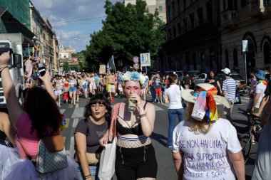 Roma, İtalya - 11 Haziran 2022: LGBTQ topluluğunun gururu Roma sokaklarında gösteri yapmak için geri döndü. Binlerce insan, vatandaşlık hakları ve sevgi için başkentin sokaklarında yürüdü. Etkinliğin vaftiz annesi Romalı şarkıcı Elodie 'ydi..