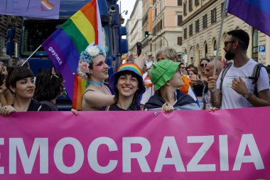 Roma, İtalya - 11 Haziran 2022: LGBTQ topluluğunun gururu Roma sokaklarında gösteri yapmak için geri döndü. Binlerce insan, vatandaşlık hakları ve sevgi için başkentin sokaklarında yürüdü. Etkinliğin vaftiz annesi Romalı şarkıcı Elodie 'ydi..