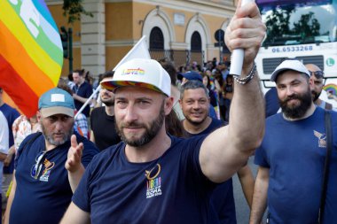Roma, İtalya - 11 Haziran 2022: LGBTQ topluluğunun gururu Roma sokaklarında gösteri yapmak için geri döndü. Binlerce insan, vatandaşlık hakları ve sevgi için başkentin sokaklarında yürüdü. Etkinliğin vaftiz annesi Romalı şarkıcı Elodie 'ydi..