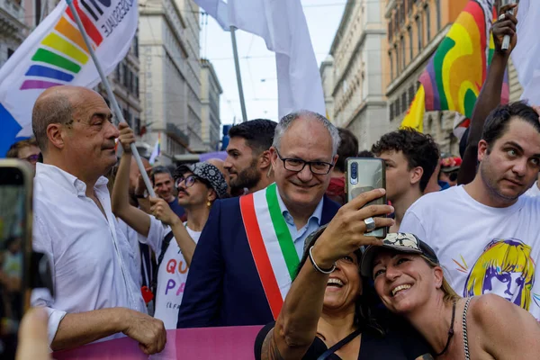 ローマ イタリア 6月11 2022 Lgbtqコミュニティの誇りは ローマの街で実証するために戻ります 何千人もの人々が公民権と愛のために首都の通りを行進しました イベントの女神は ローマの歌手エロディでした — ストック写真