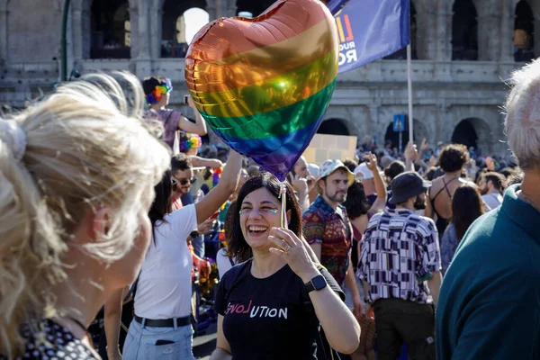 ローマ イタリア 6月11 2022 Lgbtqコミュニティの誇りは ローマの街で実証するために戻ります 何千人もの人々が公民権と愛のために首都の通りを行進しました イベントの女神は ローマの歌手エロディだった — ストック写真