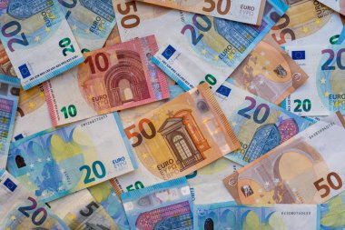 Masaya 20 avro, 50 avro, 10 avro, 5 avroluk banknotlar yığıldı. Karışık avro banknotlarının arkaplanı