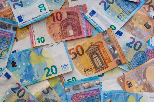Montón Billetes Sobre Mesa Denominaciones Veinte Euros Cincuenta Euros Diez —  Fotos de Stock