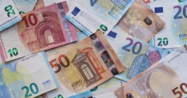 Çeşitli banknotlar halinde Euro banknotları. Masaya 20 avro, 50 avro, 10 avro, 5 avroluk banknotlar yığıldı. Karışık avro banknotlarının arkaplanı