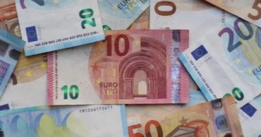 Çeşitli banknotlar halinde Euro banknotları. Masaya yığınla banknot. Karışık avro banknotlarının arkaplanı