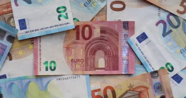 様々な宗派のユーロ紙幣 テーブルの上に銀行券の山 混合ユーロ紙幣の背景 — ストック動画
