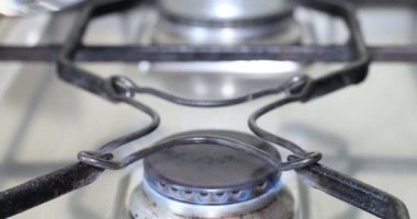 Moka ile ev yapımı kahve. Beşinci adım: Mocha 'yı ocağa koy ve gazı aç..