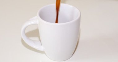 Moka ile ev yapımı kahve. Yedinci adım. Kahveyi fincana dök..