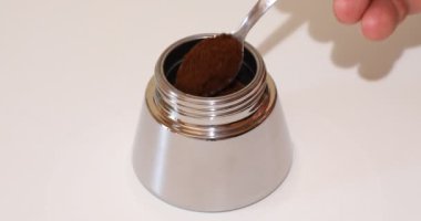 Ev yapımı kahve hazırlamak için. Üçüncü adım: Konteynırı öğütülmüş kahveyle doldurun..