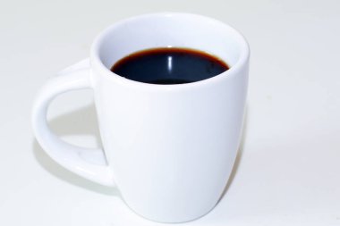 Moka ile ev yapımı kahve. Yedinci adım. Kahveyi fincana dök..