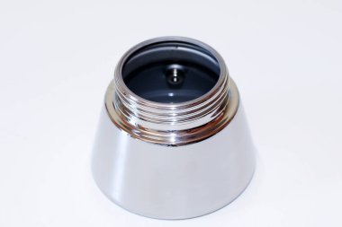 Mocha ile ev yapımı kahve. Birinci adım: Depoyu suyla doldur, tahliye vanasının seviyesini aşmamaya dikkat et..