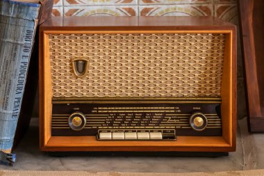 Cortona, İtalya - 17 Temmuz 2022: Antik radyo. Televizyonun gelişinden önce müzik ve haber dinlerdik..
