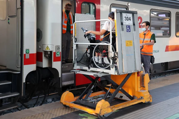 Неаполь Італія Вересня 2022 Залізничній Станції Інвалідний Пасажир Інвалідному Візку — стокове фото