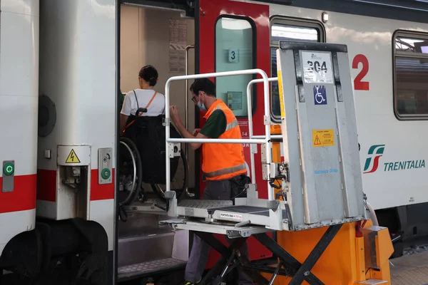 Neapol Itálie Září 2022 Vlakovém Nádraží Zdravotně Postižený Cestující Invalidním — Stock fotografie
