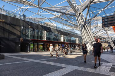 Napoli, İtalya: 21 Eylül 2022: Garibaldi alışveriş salonu, alışveriş merkezi ve Napoli Centrale tren istasyonu ile bağlantı merkezi. İnsanlar yaya bölgesindeki dükkanlarda dolaşıp alışveriş yapıyorlar..