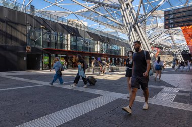 Napoli, İtalya: 21 Eylül 2022: Garibaldi alışveriş salonu, alışveriş merkezi ve Napoli Centrale tren istasyonu ile bağlantı merkezi. İnsanlar yaya bölgesindeki dükkanlarda dolaşıp alışveriş yapıyorlar..