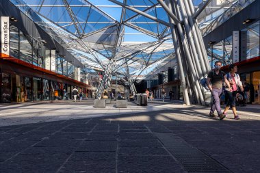 Napoli, İtalya: 21 Eylül 2022: Garibaldi alışveriş salonu, alışveriş merkezi ve Napoli Centrale tren istasyonu ile bağlantı merkezi. İnsanlar yaya bölgesindeki dükkanlarda dolaşıp alışveriş yapıyorlar..