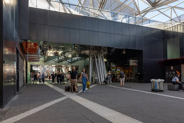 Napoli, İtalya: 21 Eylül 2022: Garibaldi alışveriş salonu, alışveriş merkezi ve Napoli Centrale tren istasyonu ile bağlantı merkezi. İnsanlar yaya bölgesindeki dükkanlarda dolaşıp alışveriş yapıyorlar..