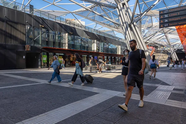 Napoli, İtalya: 21 Eylül 2022: Garibaldi alışveriş salonu, alışveriş merkezi ve Napoli Centrale tren istasyonu ile bağlantı merkezi. İnsanlar yaya bölgesindeki dükkanlarda dolaşıp alışveriş yapıyorlar..