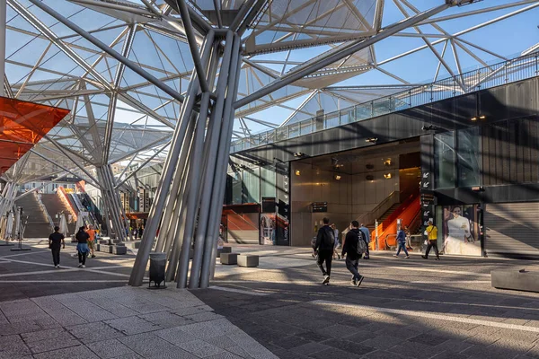意大利那不勒斯 2022年9月21日 加里波第购物中心 购物中心和连接那不勒斯中央火车站的枢纽站 人们在行人区里的商店里散步和购物 — 图库照片