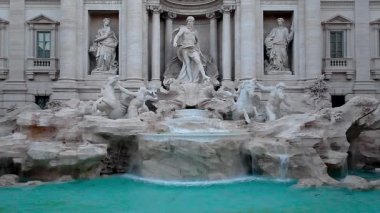 İtalya, Roma 'daki ünlü Trevi çeşmesi. Gün ışığında doğal ışık, insan yok. Heykeller ve şelalelerle dolu görkemli beyaz mermer cephe.