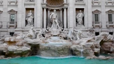 İtalya, Roma 'daki ünlü Trevi çeşmesi. Gün ışığında doğal ışık, insan yok. Heykeller ve şelalelerle dolu görkemli beyaz mermer cephe.