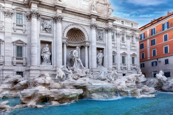 Trevi Çeşmesi Cephenin Yan Görüntüsü Roma Nın Ünlü Anıtı Gündüz — Stok fotoğraf