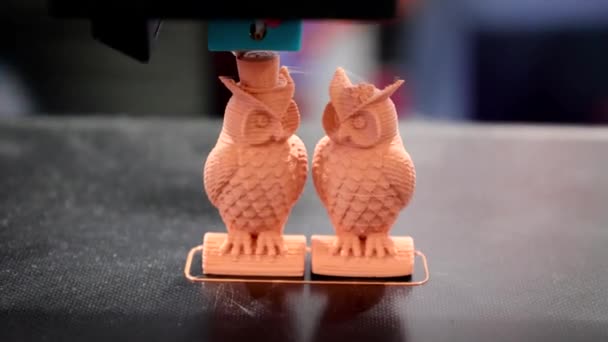 Abs材料 プラスチックポリマーを使用して複雑な動物のフィギュア 2つのフクロウの3Dプリント — ストック動画