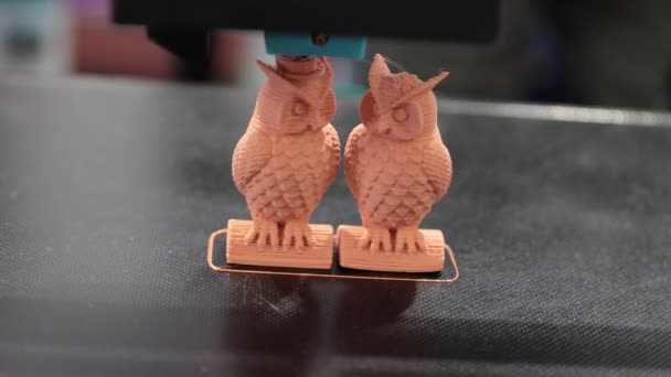 Abs材料 プラスチックポリマーを使用して複雑な動物のフィギュア 2つのフクロウの3Dプリント — ストック動画