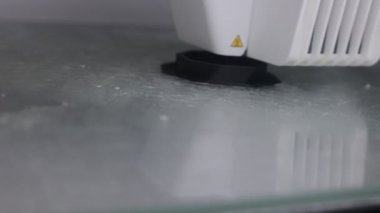 3D yazıcı çalışıyor. ABS materyali ve plastik polimerler kullanan bir geometrik figürün 3D baskısı.