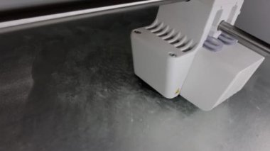 3D yazıcı çalışıyor. ABS materyali ve plastik polimerler kullanan bir geometrik figürün 3D baskısı.