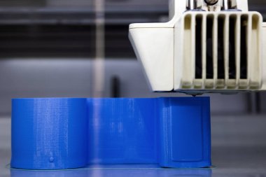 3D yazıcı çalışıyor. ABS materyali ve plastik polimerler kullanan bir geometrik figürün 3D baskısı.