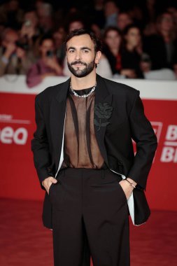 Roma, İtalya - 13 Ekim 2022: İtalyan şarkıcı Marco Mengoni, Roma Film Festivali sırasında 