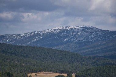 İspanya 'nın Alicante kentindeki karlı zirve manzaralı dağ manzarası