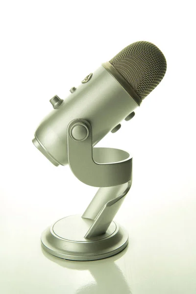 Retro Metalowy Mikrofon Białym Tle Produkt — Zdjęcie stockowe