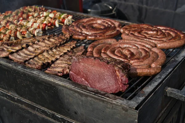 Barbacoa Con Carne Salchichas Pinchos Comida — Foto de Stock